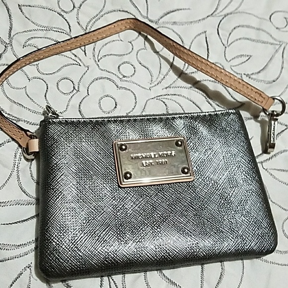 Michael Kors wristlet - Picture 2 of 5